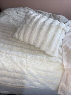 UGG Plush Faux Fur Comforter in Snow White ❤️
